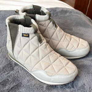 EUC Women’s Reember Quilted Cream/Olive Ankle Boots size 9